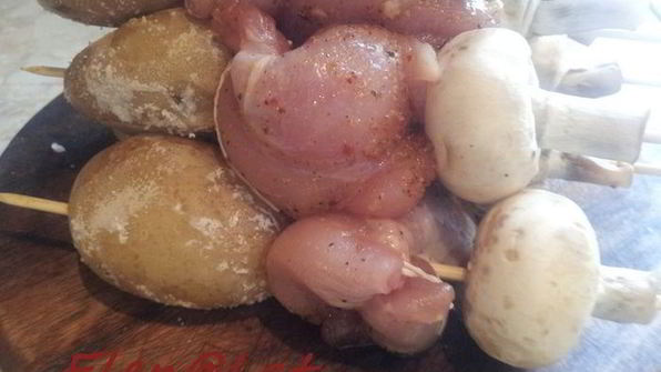 шашлычки из курочки с молодой картошечкой и шампиньонами
