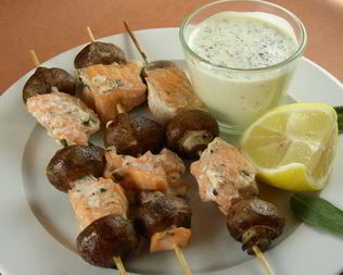 Шашлычки из лосося и грибов