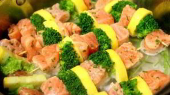 шашлычки из лосося на шпажках