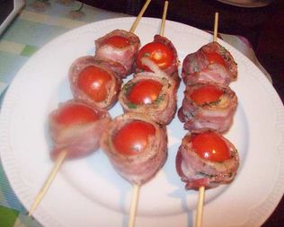 Шашлычок помидорки в беконе