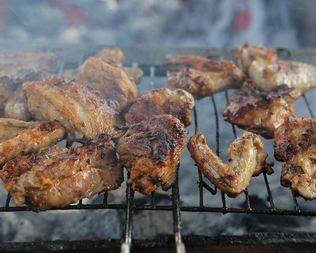 Шашлык из курицы и овощей в пряностях