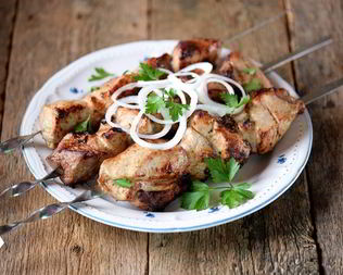 Шашлык из свинины в маринаде из кефира и зелени