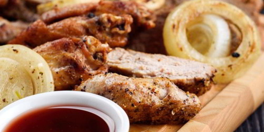 Рецепт шашлыка в маринаде из лука, помидоров и специй