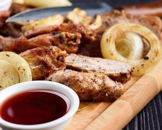 Шашлык в маринаде из лука, помидоров и специй