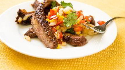 Говяжий стейк со свежим кукурузным салатом