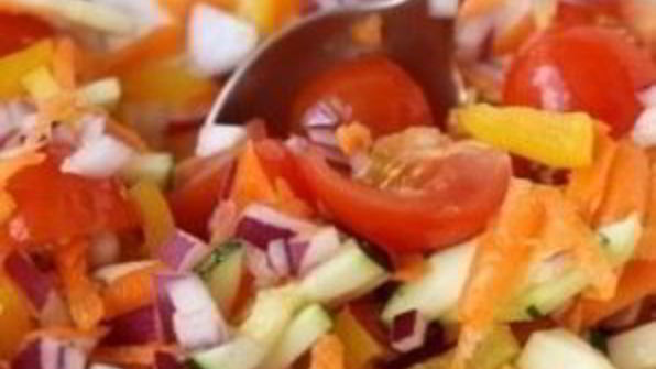 куриный стейк под овощами и сыром