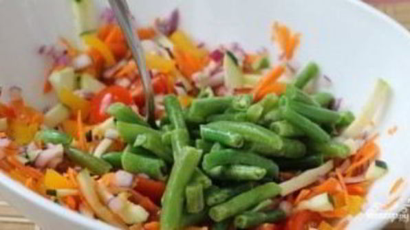 куриный стейк под овощами и сыром