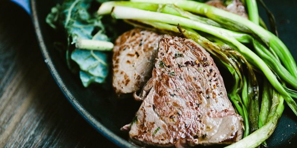 Рецепт стейка из говядины с черным перцем и чесноком