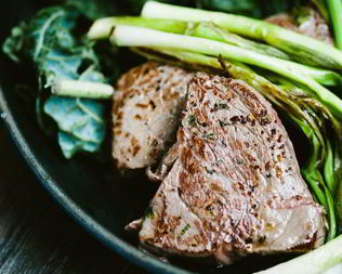 Стейк из говядины с черным перцем и чесноком