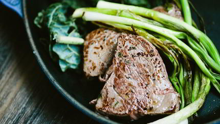 Стейк из говядины с черным перцем и чесноком