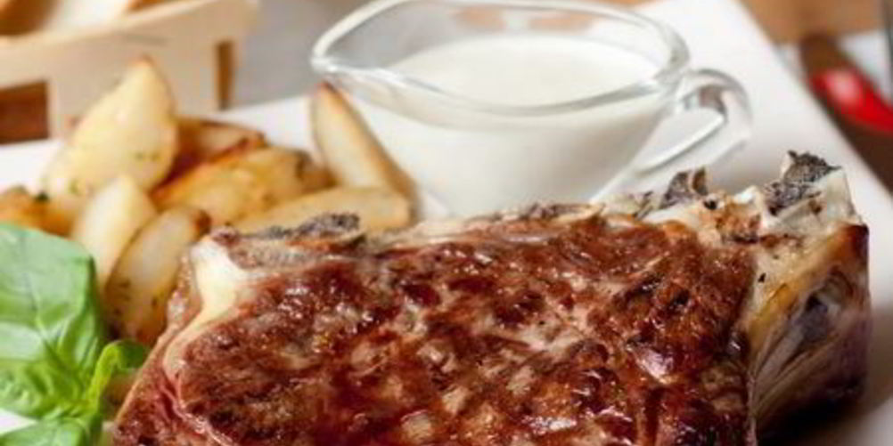 Рецепт стейка из говядины со сливочным соусом из голубого сыра