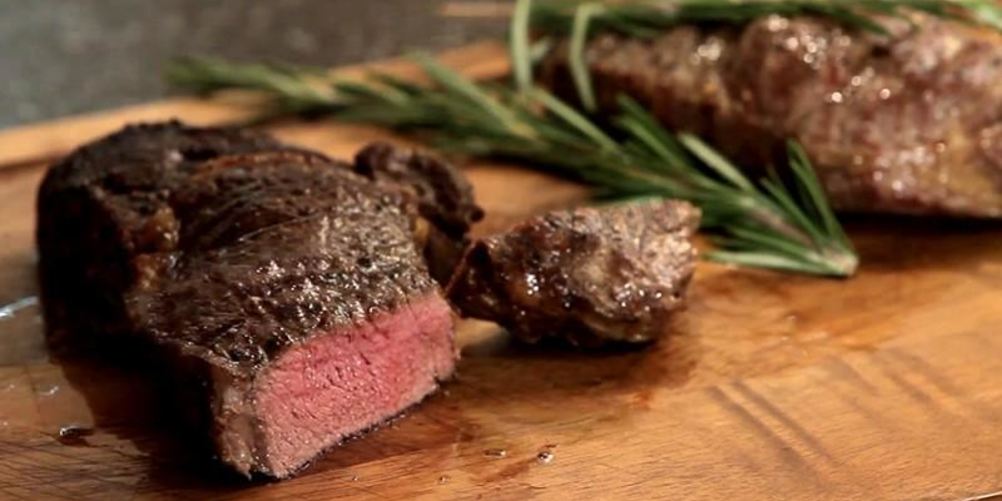 Рецепт стейк из мраморной говядины жареный на сковороде гриль