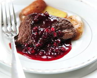 Стейк из оленины с клюквенным соусом