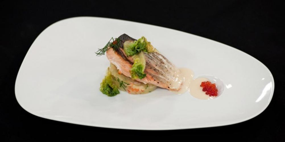 Рецепт стейка из семги на печеном картофеле с икорным соусом