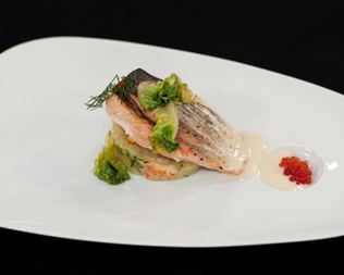 Стейк из семги на печеном картофеле с икорным соусом