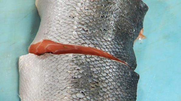 стейк из семги на печеном картофеле с икорным соусом