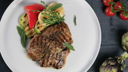 Стейк из свиной шеи в маринаде из бальзамико