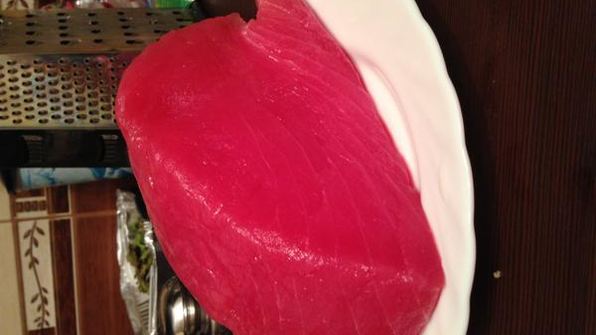 стейк из тунца с черемшой