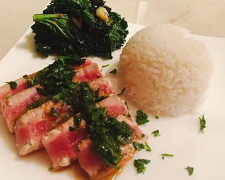 Стейк из тунца с масляным соусом васаби