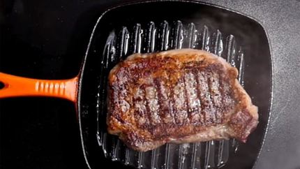 Стейк рибай на сковороде