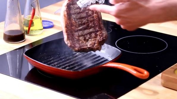 стейк рибай на сковороде