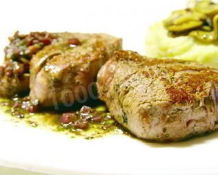 Стейк с красным соусом