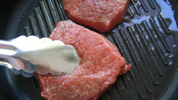 стейк с кровью из говядины