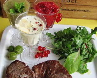 Стейк с летним трио соусов для девочек