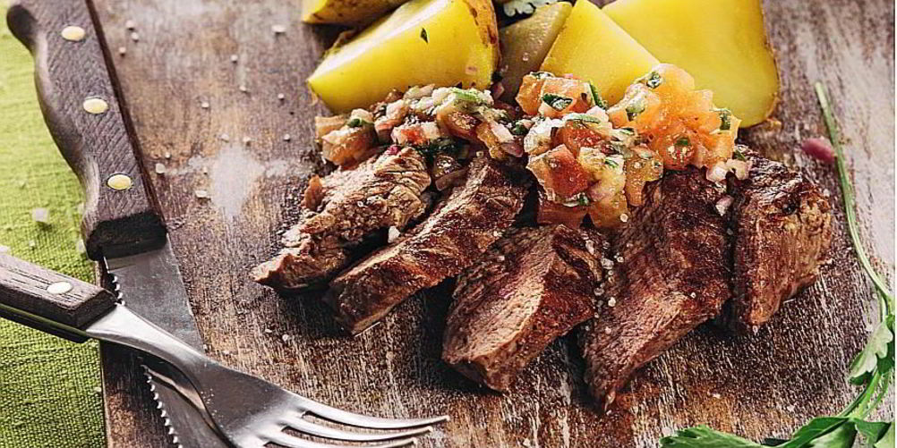 Рецепт стейка с соусома и печеныма картофелема