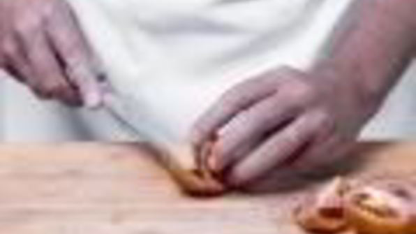 стейк с соусом и печеным картофелем