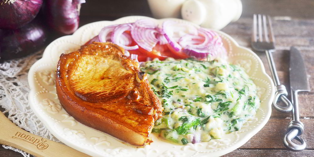 Рецепт стейка с томатным салатом и сливочным шпинатом