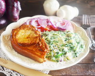 Стейк с томатным салатом и сливочным шпинатом