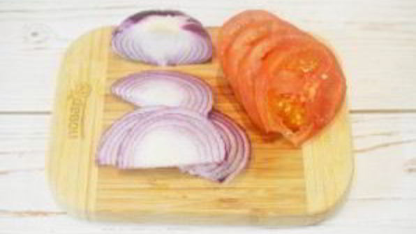 стейк с томатным салатом и сливочным шпинатом