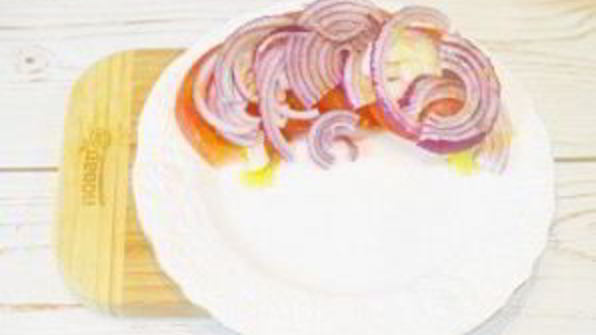 стейк с томатным салатом и сливочным шпинатом