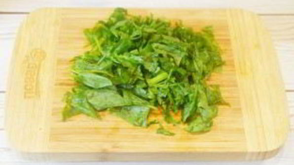 стейк с томатным салатом и сливочным шпинатом