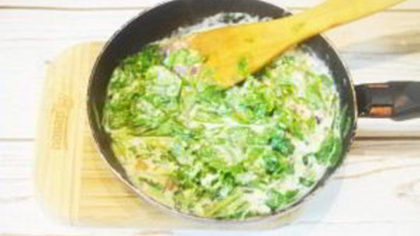 стейк с томатным салатом и сливочным шпинатом