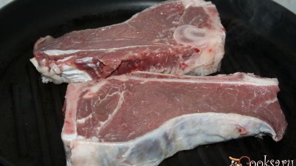 стейки из говядины на косточке со сливочным маслом