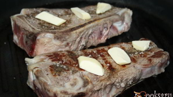 стейки из говядины на косточке со сливочным маслом