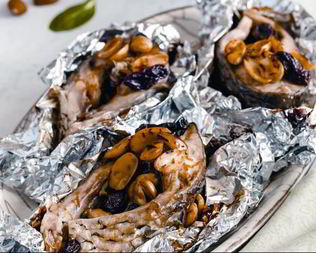 Стейки из карпа с изюмом и миндалем