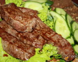 Стейки из мраморной говядины на сковороде-гриль