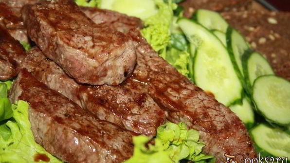 стейки из мраморной говядины на сковороде-гриль