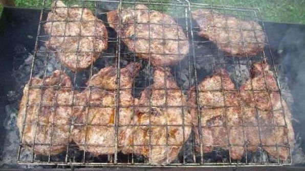 стейки на решетке и картошка-трясучка