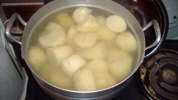 стейки на решетке и картошка-трясучка