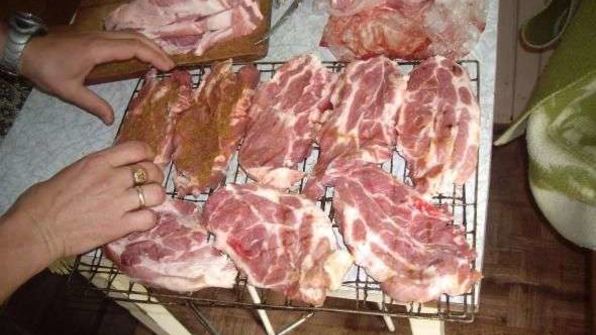 стейки на решетке и картошка-трясучка