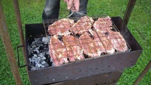 стейки на решетке и картошка-трясучка