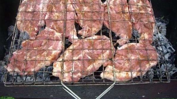 стейки на решетке и картошка-трясучка