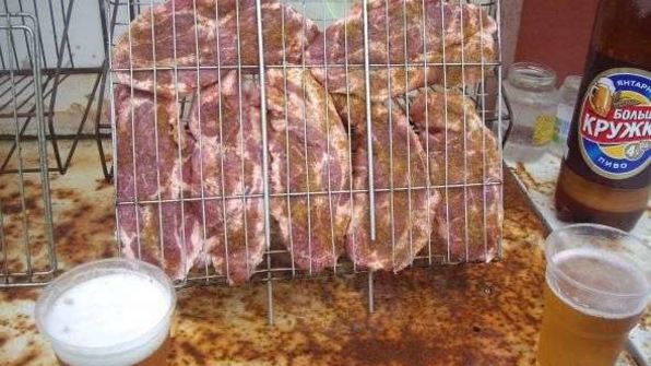 стейки на решетке и картошка-трясучка