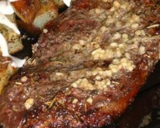 Стейки с чесночным маслом и картошкой