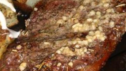 Стейки с чесночным маслом и картошкой