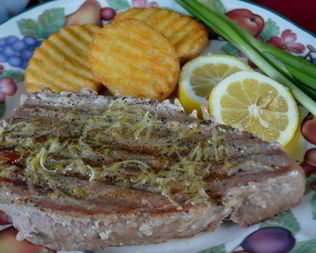 Стейки тунца с лимонным маслом и черным перцем